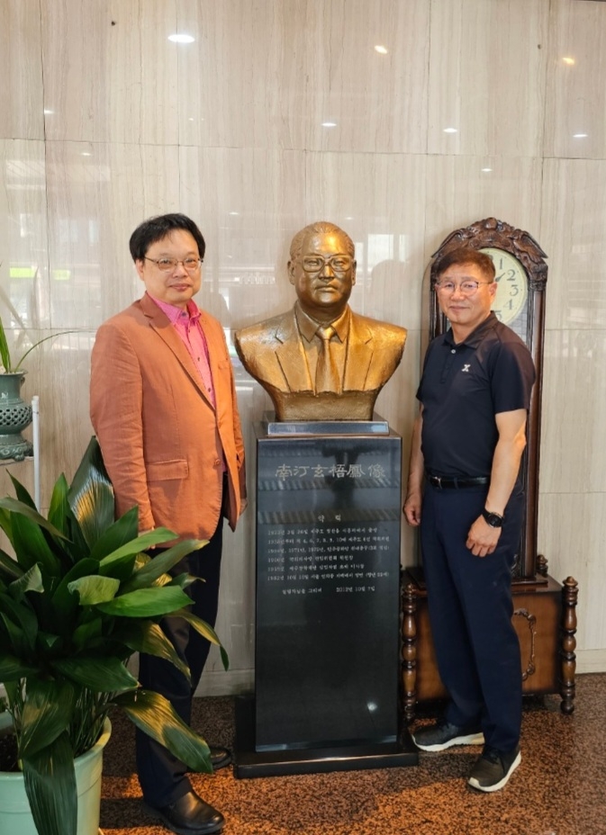 제주대학교 변수철학생복지과장(우측) 재단방문 2023.7.21